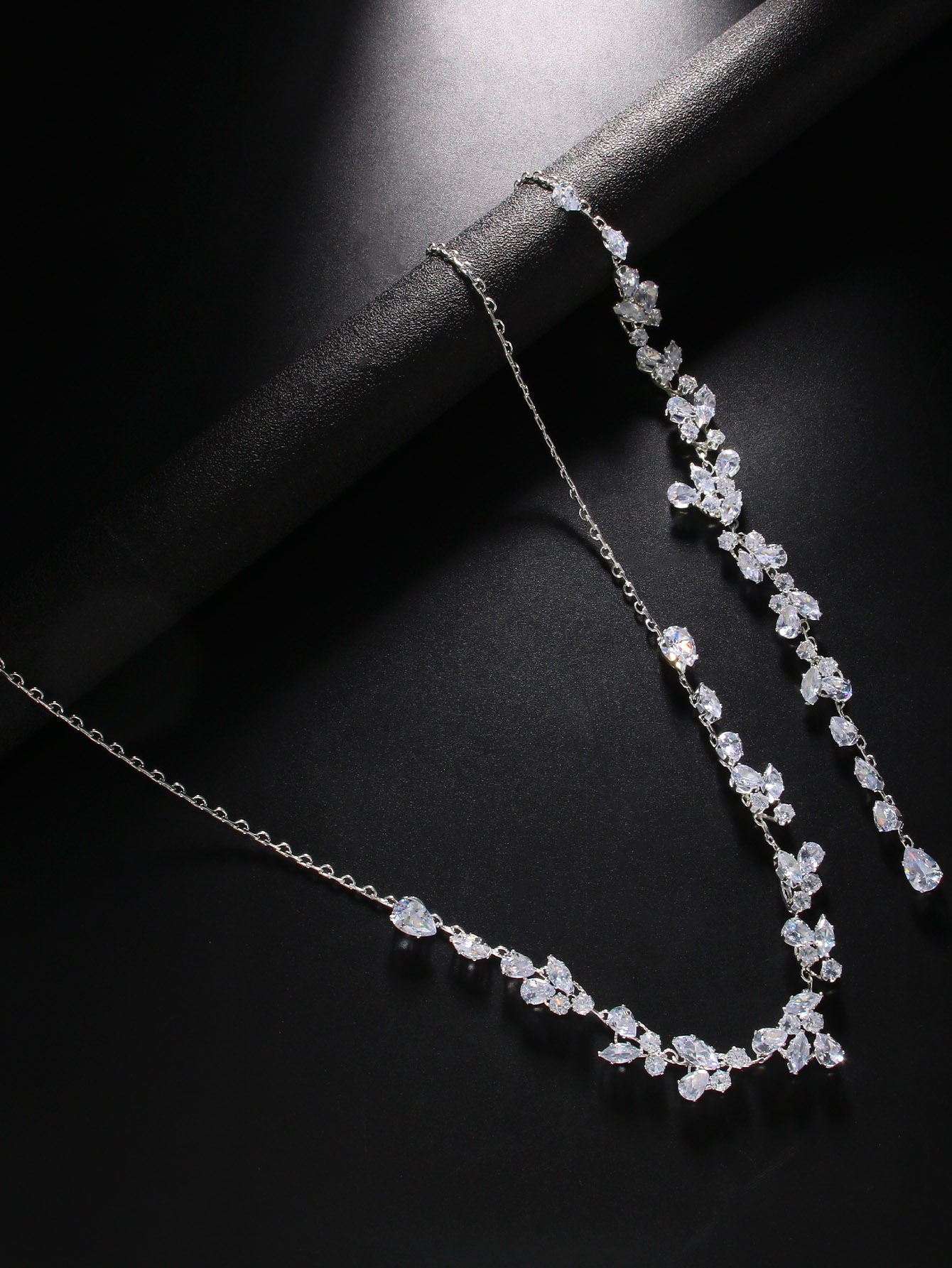 Crystal Leaf Backdrop Necklace - Body Jewelry Online recensione e prezzo