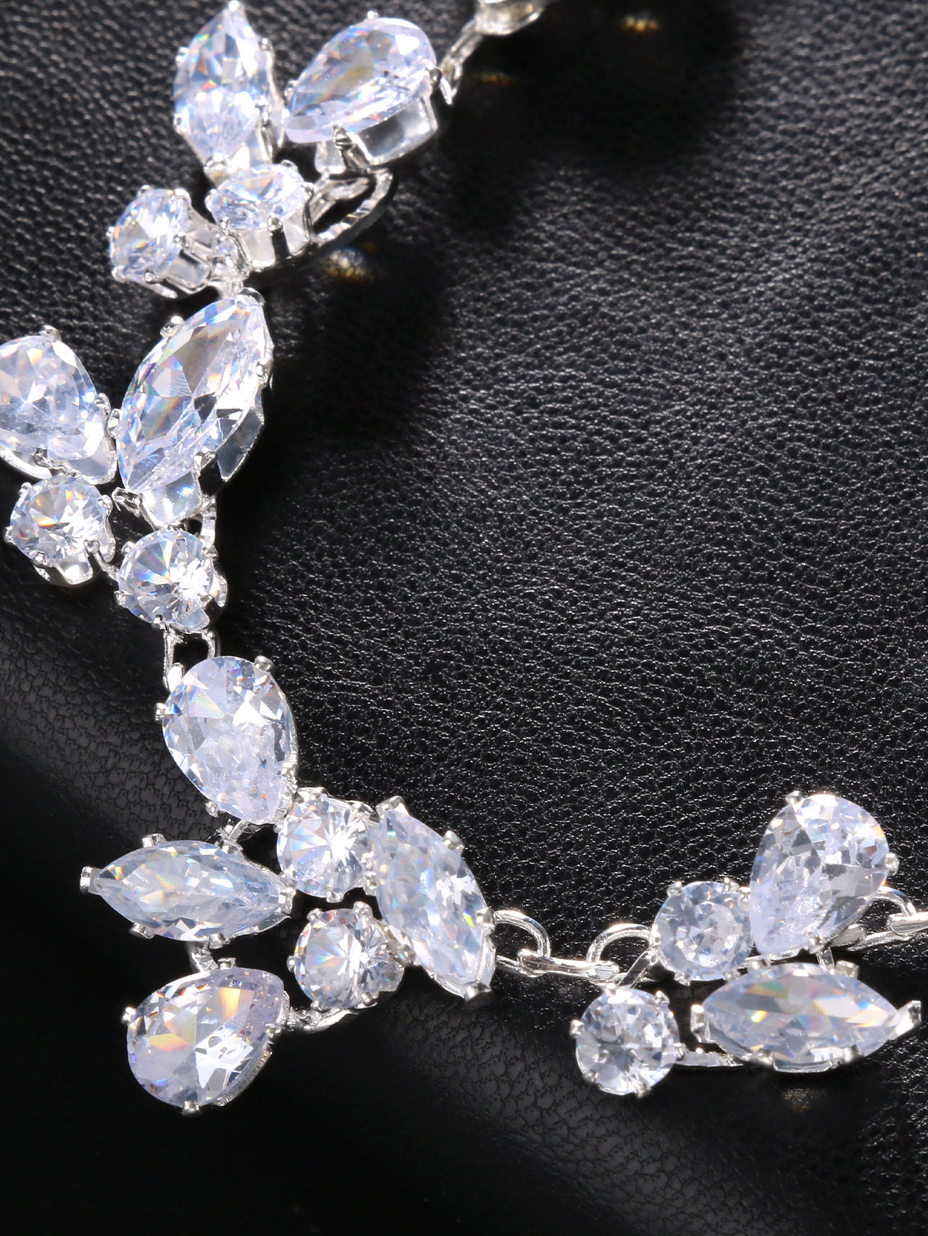 Crystal Leaf Backdrop Necklace - Body Jewelry Online recensione e prezzo
